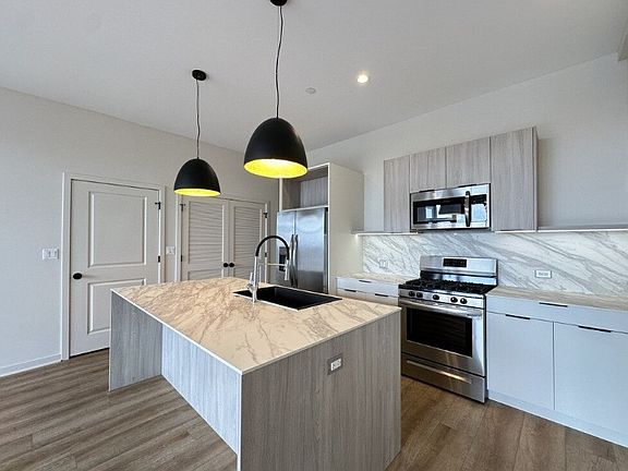 4th image of 3209 N Narragansett Ave #406