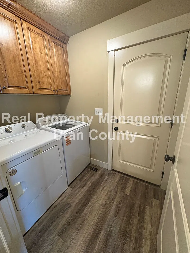 $500 Off First Months Rent! 5 bedroom home in Saratoga Springs — Photo 4