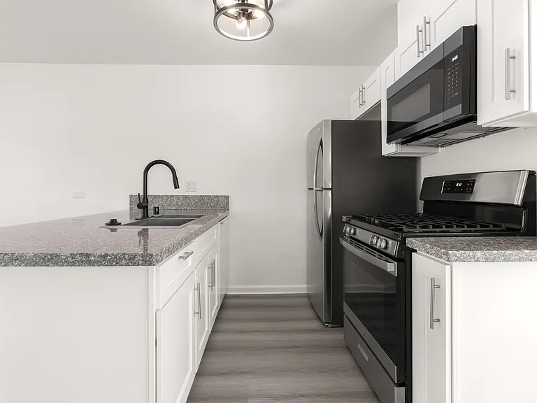 (Ar/Jo/Em:C) 1040 W. 91st Street — Photo 6