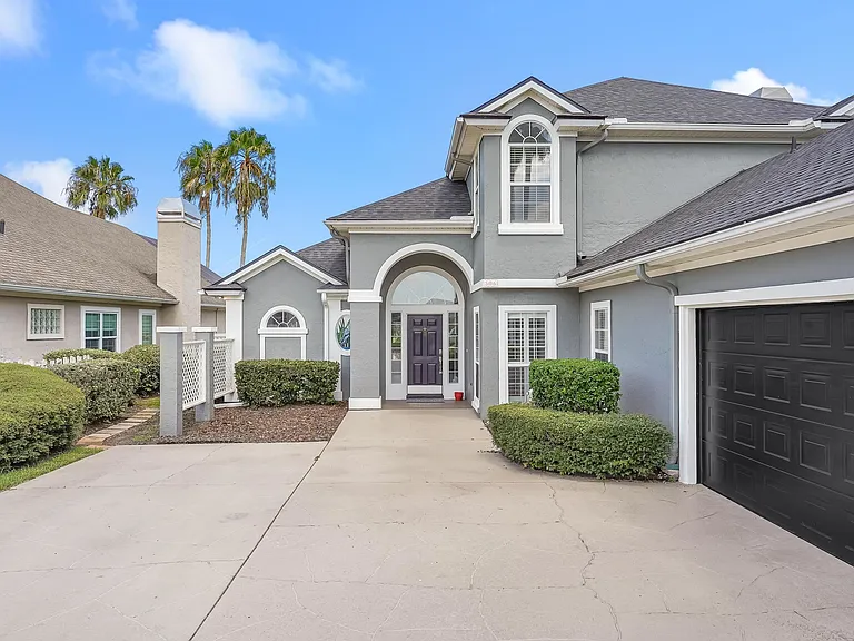 506 Lakeway Dr — Photo 4