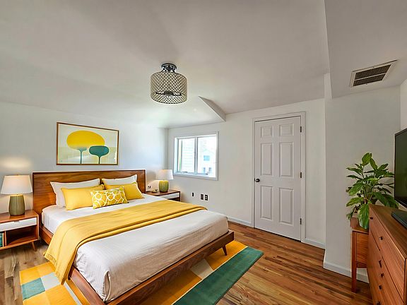 2nd image of 162 Llewellyn Pl #Top