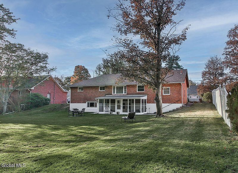 4th image of 222 Marshall Avenue