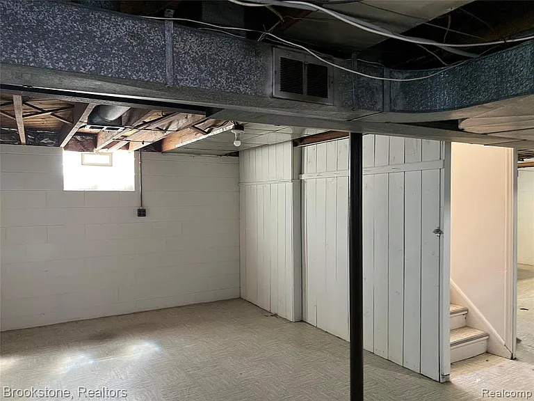 23280 Forest St — Photo 31