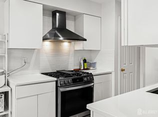 5 Hawthorn Dr, Edison, NJ