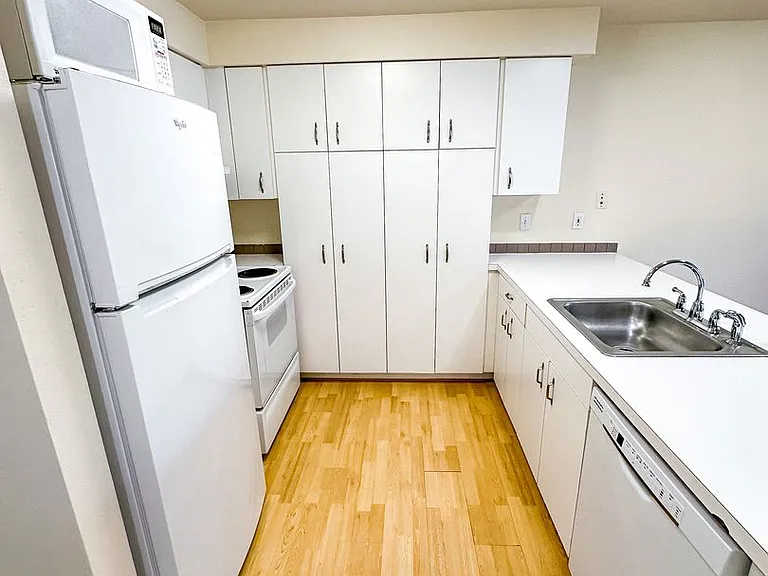 Castellan Apartments — Photo 43