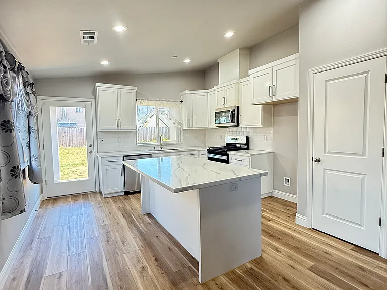 1084 Adell St — Photo 3