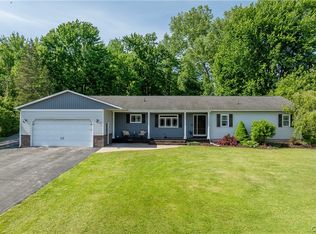 12 Clark Crest Dr, Phoenix, NY 13135