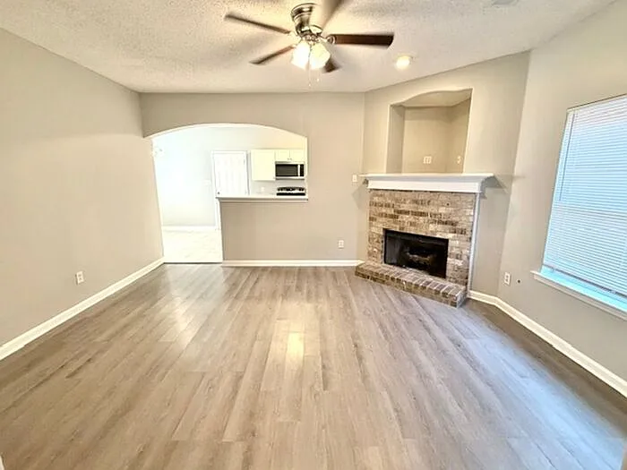 3 bed, 2.5 bath, 1374 sqft, $1,710 — Photo 3