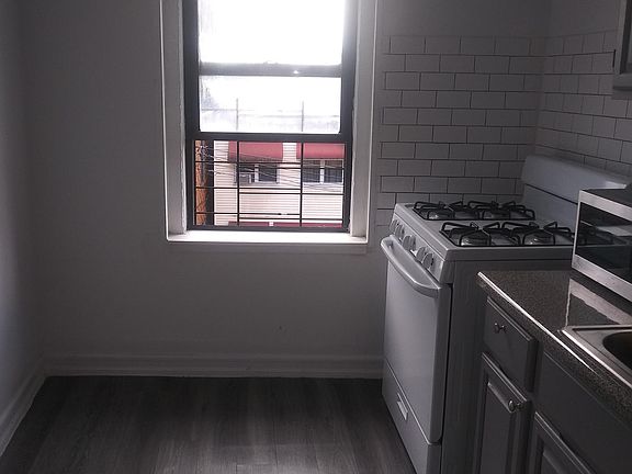 3rd image of 1522 Beach Ave APT 19