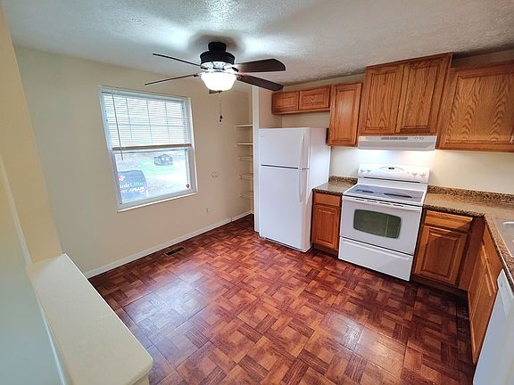 4th image of 833 Blackberry St
