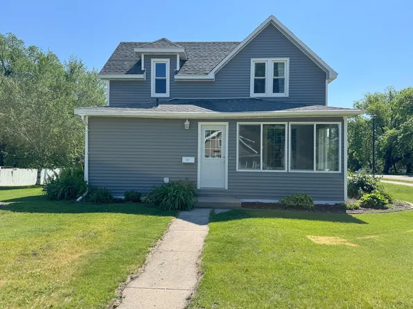 421 Bowling Ave, Detroit Lakes, MN 56501