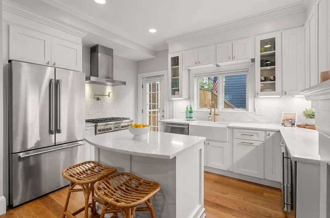 3 bed, 2.5 bath, 2404 sqft, $7,995 — Photo 3