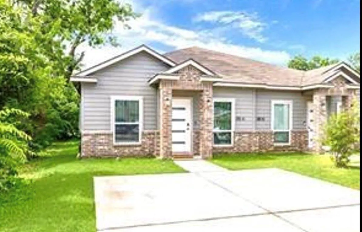 3 bed, 2.0 bath, 2380 sqft, $1,685 — Photo 1