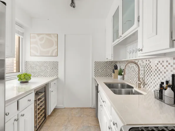 303 East 57th Street image 4 of 12