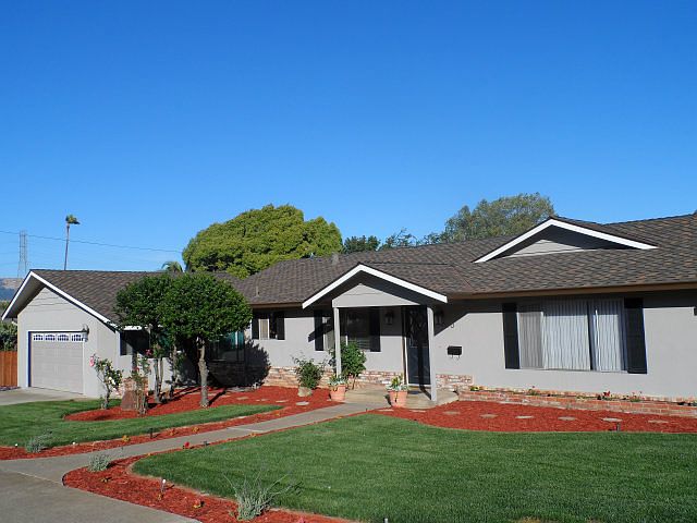 1st image of 390 Heidi Dr