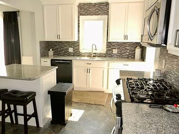 4th image of 221 W Reno Dr