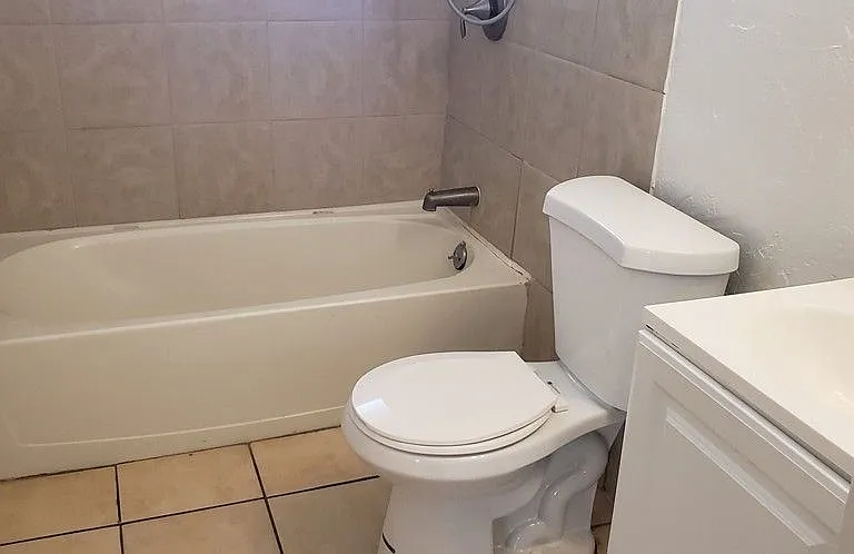 114 W Riley Dr — Photo 6