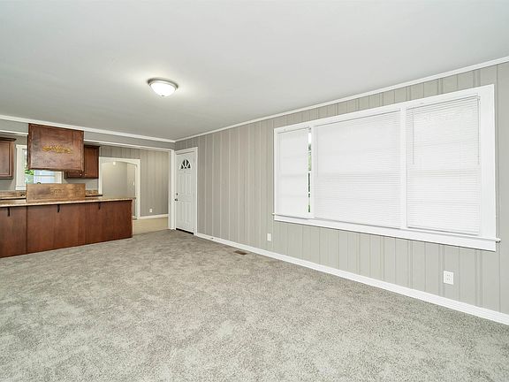 4th image of 610 42nd Ave E