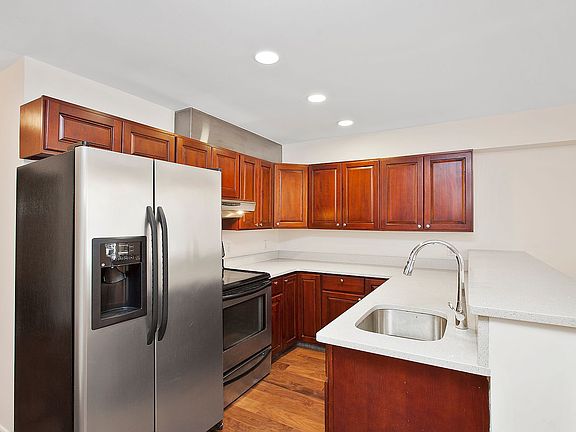 4th image of 49 E 7th St