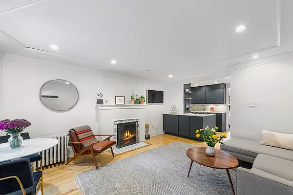 Sold by Dwell Residential Inc | media 14