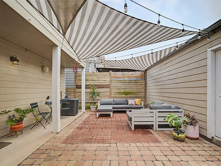 1104 Buckner St — Photo 35