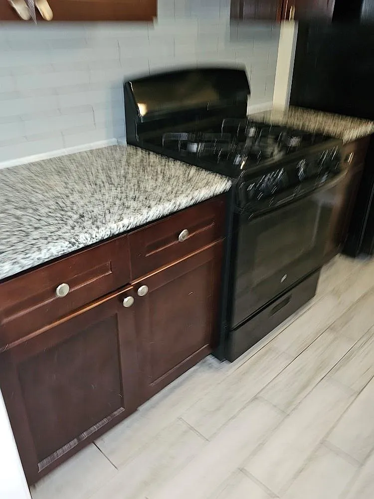 2 bed, 1.0 bath, 777 sqft, $825 — Photo 2