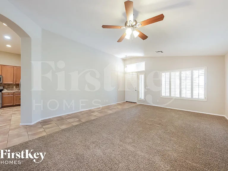7834 W Robin Ln — Photo 3