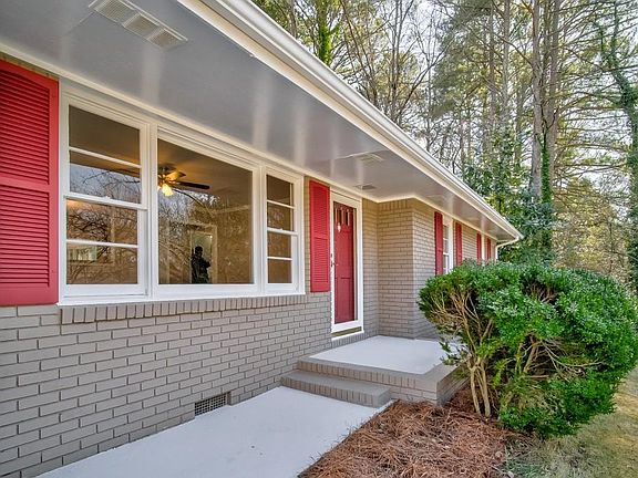 2nd image of 639 Inglis Dr SE
