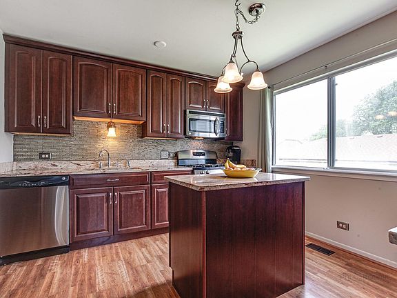 2nd image of 10 Sandalwood Ct