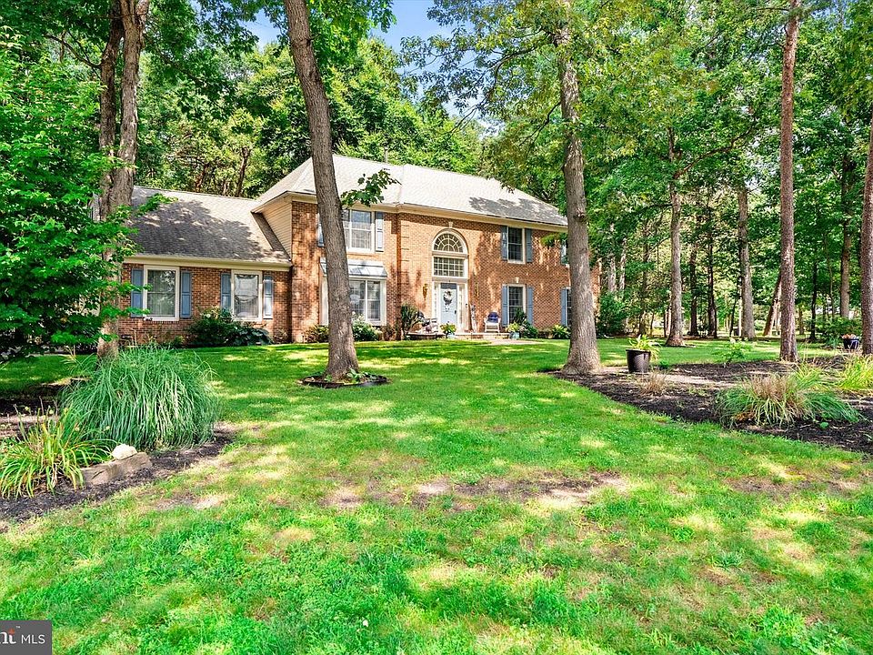 1st image of 4 Pine Tree Dr