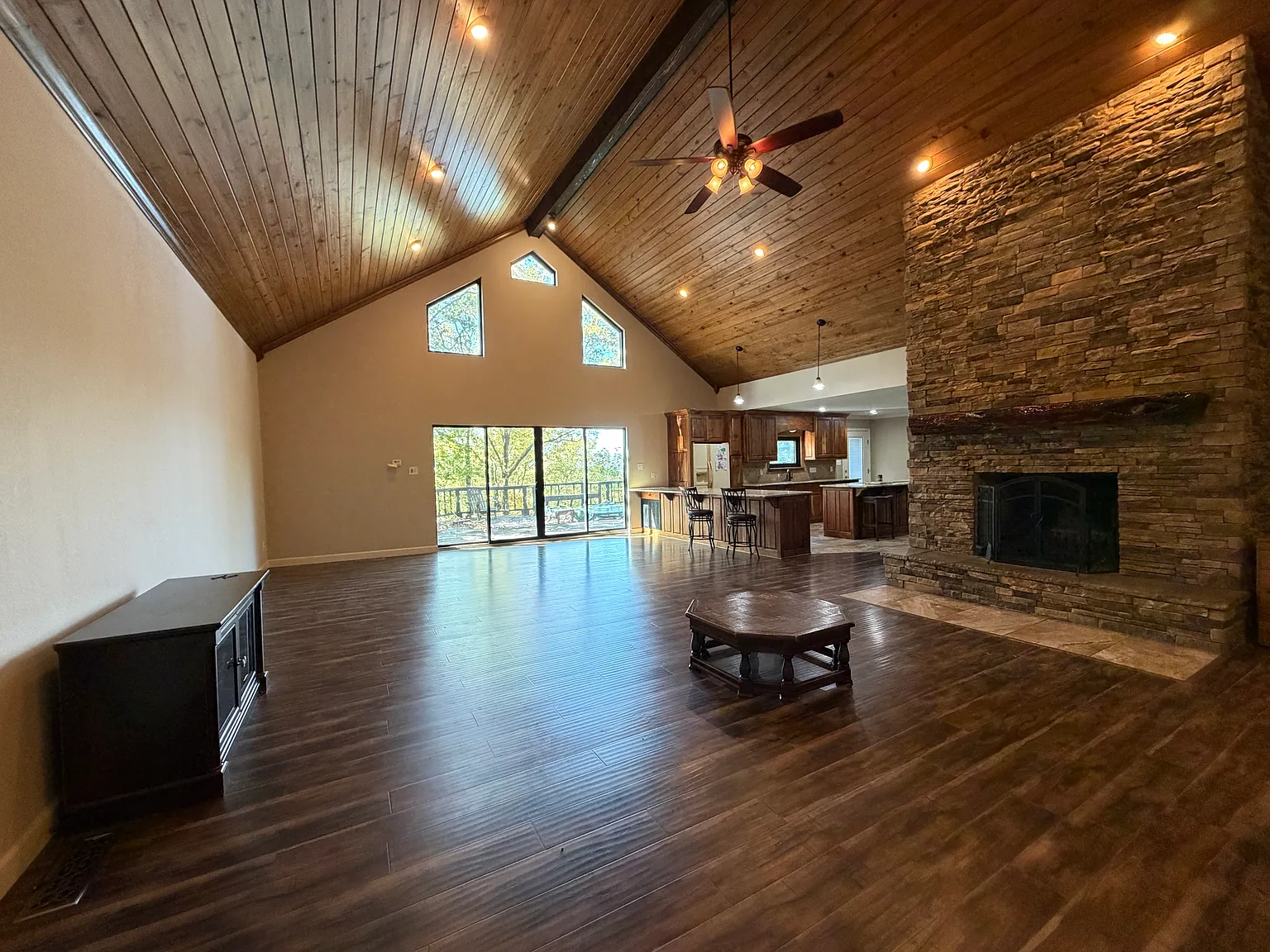 3 bed, 2200 sqft, $2,150 — Photo 4