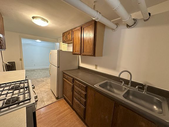 3rd image of 40 Parkwood St #B2
