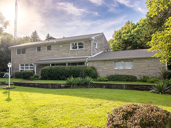 2nd image of 801 Oakcrest Dr