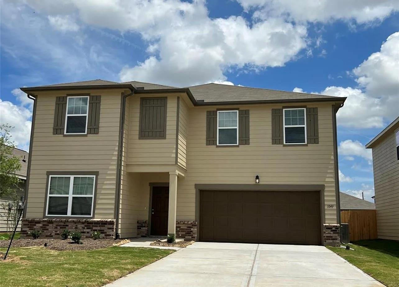 5 bed, 3.0 bath, 2722 sqft, $2,500 — Photo 1