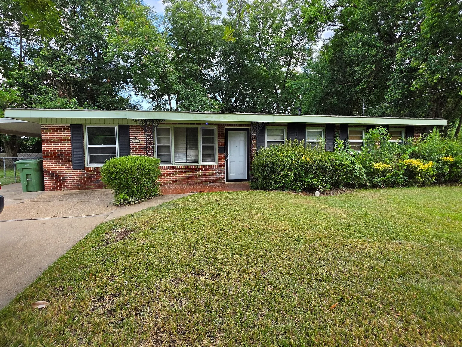 3 bed, 1.0 bath, 1356 sqft, $1,400 — Photo 1