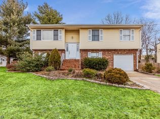 2 Waverly Dr E, Edison, NJ 08817