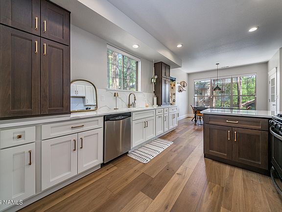 4th image of 462 E Twelve Oaks Dr