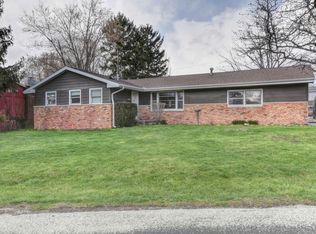 1914 E Meadowhill Ln, Mahomet, IL 61853