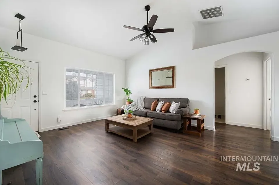 3 bed, 1046 sqft, $2,100 — Photo 2