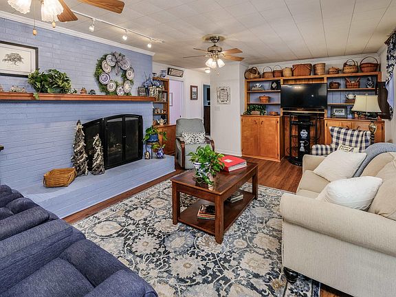3rd image of 211 N Rockview Dr