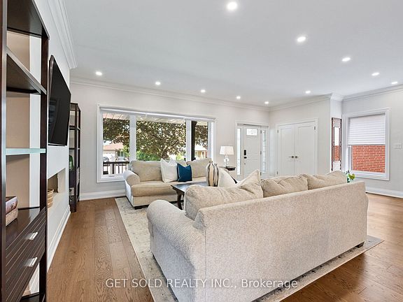 5th image of 8 Hackmore Ave