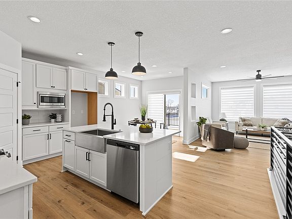 4th image of 904 Roosevelt St