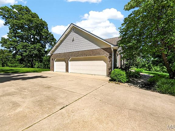 3rd image of 101 Hilltop Ct