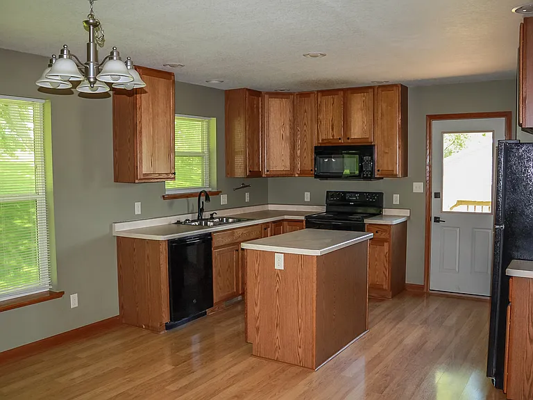 1215 E Bremer Ave — Photo 8