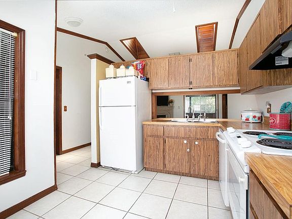 4th image of 2389 Kerridale St
