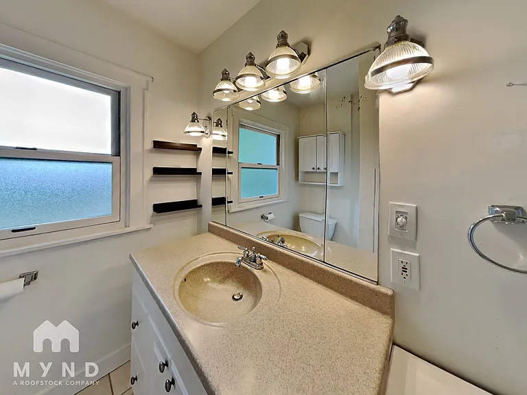 1311 N Alder St — Photo 17