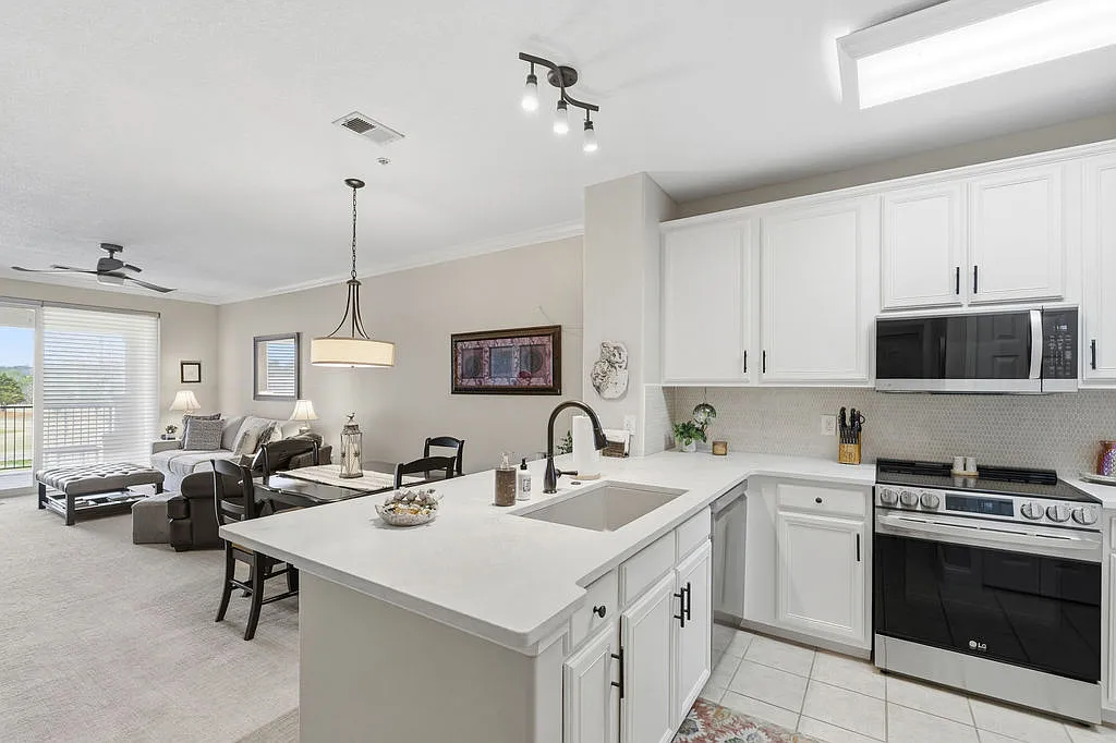 2 bed, 1195 sqft, $2,400 — Photo 2