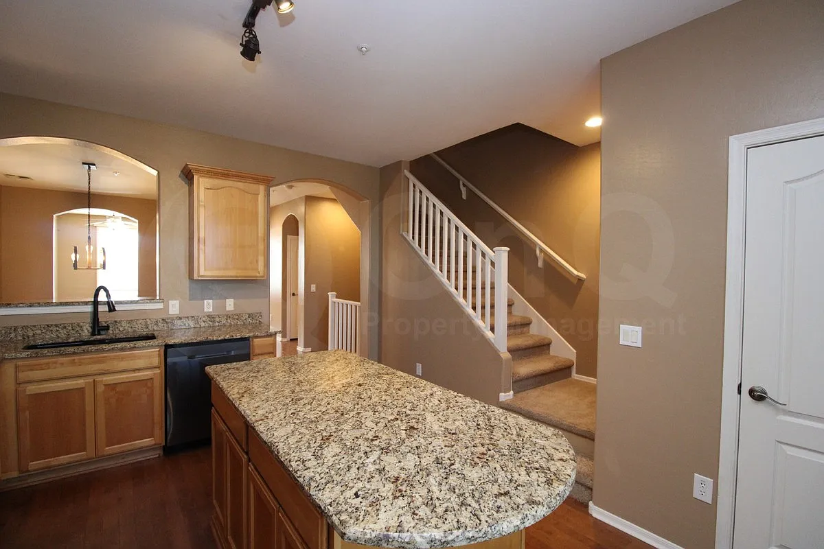 3 bed, 2.5 bath, 2096 sqft, $2,250 — Photo 4