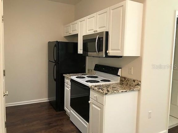 5th image of 308 Charleston Pl #B
