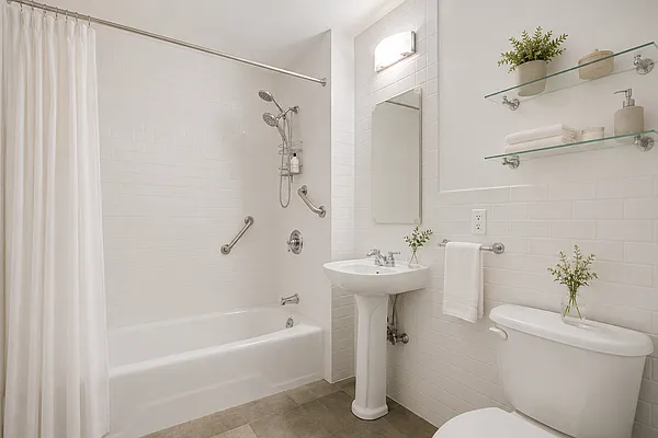 Bathroom, photo 1